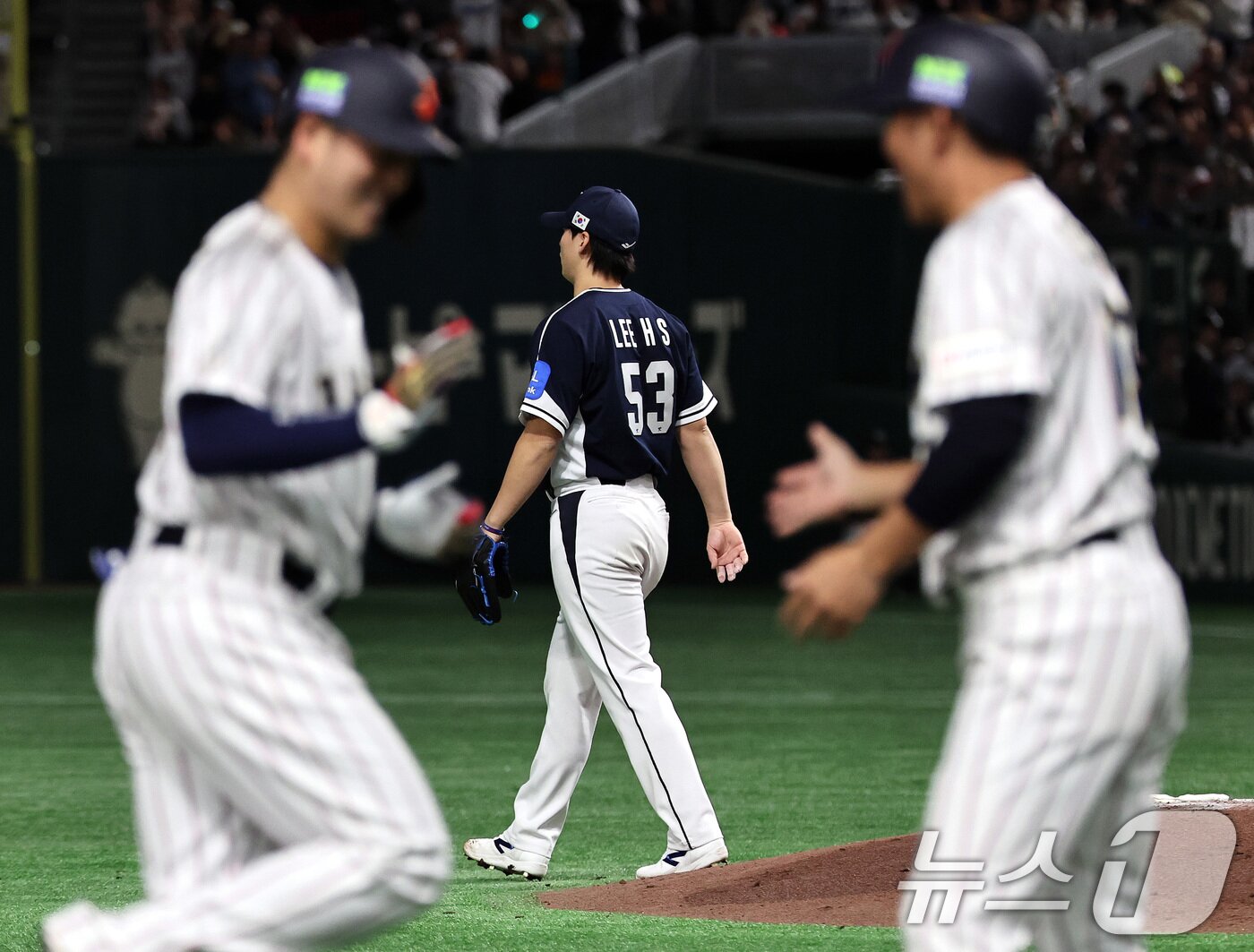 본문 이미지 - 15일 오후 일본 도쿄돔에서 열린 월드베이스볼클래식&#40;WBC&#41; 대비 평가전 &#39;2025 케이 베이스볼 시리즈&#40;K-BASEBALL SERIES&#41;&#39; 일본과의 1차전 경기. 대한민국 투수 이호성이 5회말 무사 1,2루 상황 기시다의 역전 쓰리런 홈런을 맞은 뒤 아쉬워하고 있다. 2025.11.15/뉴스1 ⓒ News1 구윤성 기자