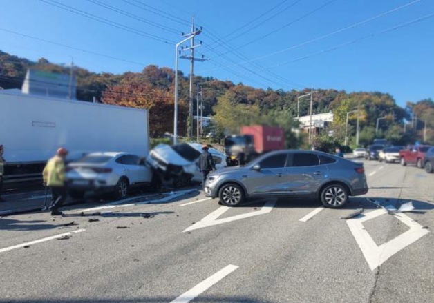 부산 기장서 신호대기 차량 '쾅'…4중 추돌사고