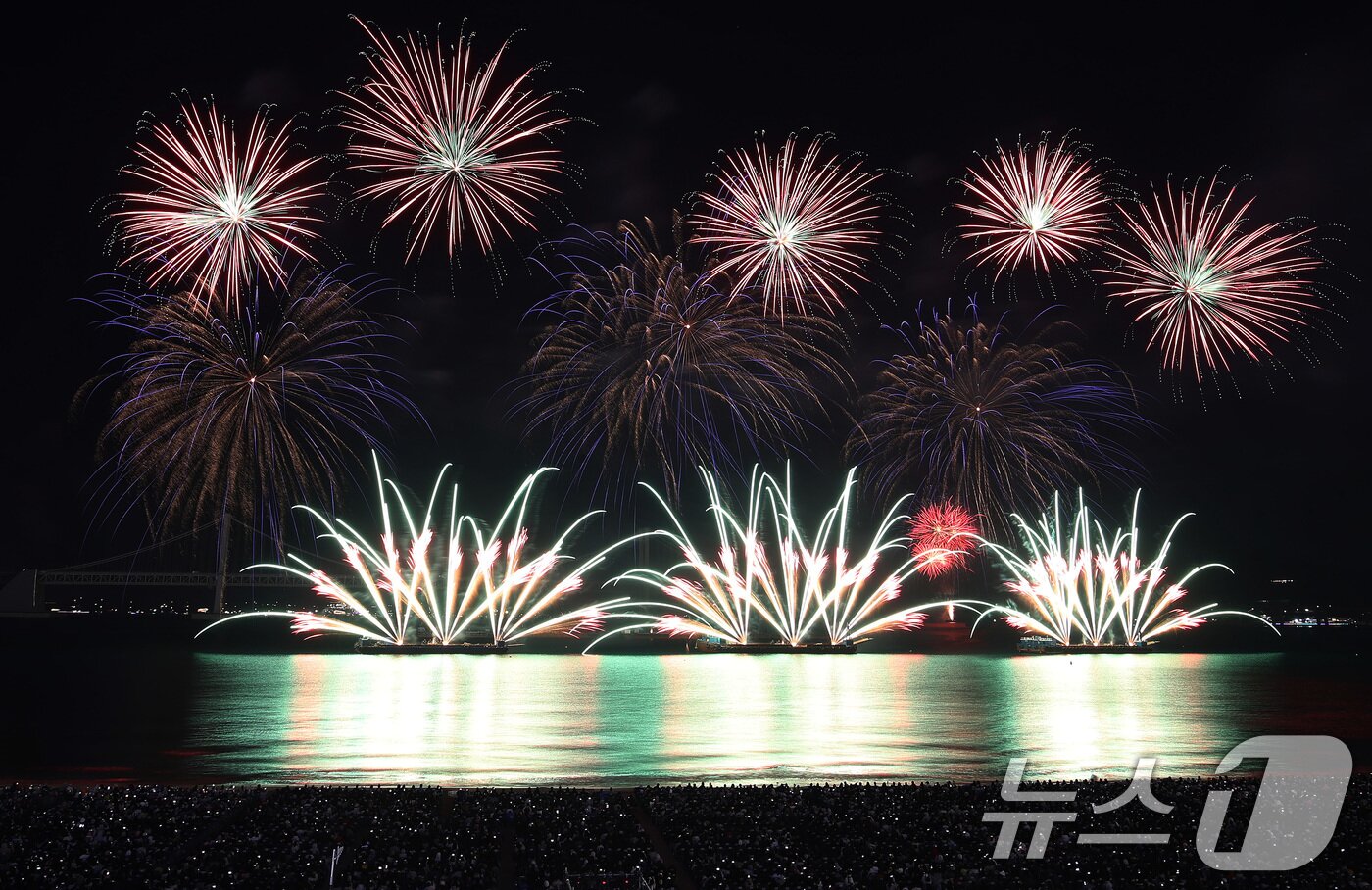 본문 이미지 - 15일 오후 부산 수영구 광안리해수욕장 일대에서 열린 '제20회 부산불꽃축제'에서 화려한 불꽃이 부산 밤바다를 수놓고 있다. 2025.11.15/뉴스1 ⓒ News1 윤일지 기자