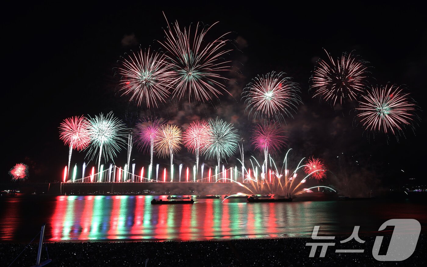 본문 이미지 - 15일 오후 부산 수영구 광안리해수욕장 일대에서 열린 '제20회 부산불꽃축제'에서 화려한 불꽃이 부산 밤바다를 수놓고 있다. 2025.11.15/뉴스1 ⓒ News1 윤일지 기자