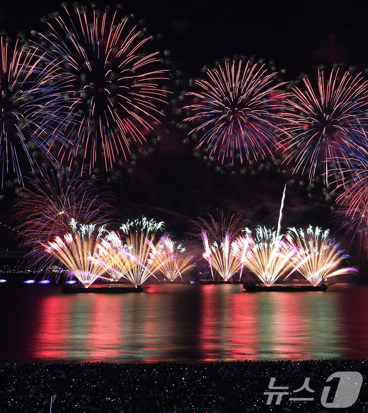 본문 이미지 - 15일 오후 부산 수영구 광안리해수욕장 일대에서 열린 '제20회 부산불꽃축제'에서 화려한 불꽃이 부산 밤바다를 수놓고 있다. 2025.11.15/뉴스1 ⓒ News1 윤일지 기자