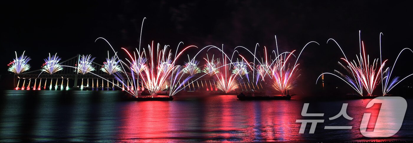 본문 이미지 - 15일 오후 부산 수영구 광안리해수욕장 일대에서 열린 '제20회 부산불꽃축제'에서 화려한 불꽃이 부산 밤바다를 수놓고 있다. 2025.11.15/뉴스1 ⓒ News1 윤일지 기자