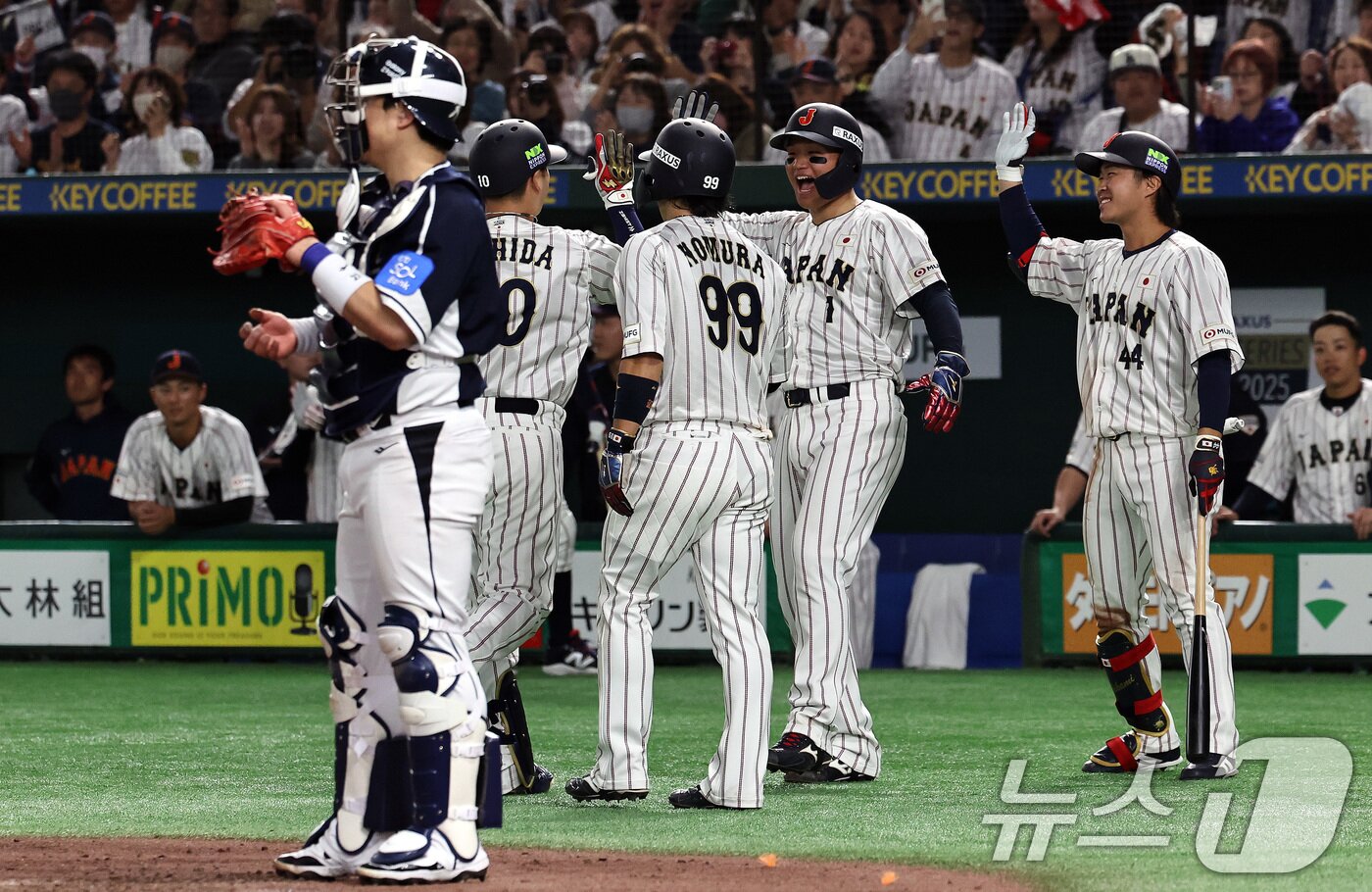 본문 이미지 - 15일 오후 일본 도쿄돔에서 열린 월드베이스볼클래식&#40;WBC&#41; 대비 평가전 &#39;2025 케이 베이스볼 시리즈&#40;K-BASEBALL SERIES&#41;&#39; 일본과의 1차전 경기. 5회말 무사 1,2루 상황 일본 기시다가 역전 쓰리런 홈런을 친 뒤 기쁨을 나누고 있다. 2025.11.15/뉴스1 ⓒ News1 구윤성 기자