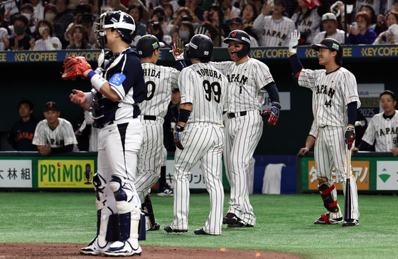 류지현호, 일본에 4-11 역전패…맞대결 10연패 수렁