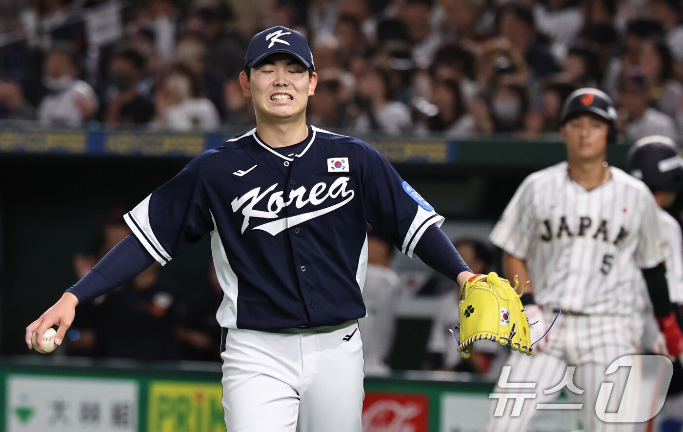 본문 이미지 - 15일 오후 일본 도쿄돔에서 열린 월드베이스볼클래식&#40;WBC&#41; 대비 평가전 &#39;2025 케이 베이스볼 시리즈&#40;K-BASEBALL SERIES&#41;&#39; 일본과의 1차전 경기. 대한민국 투수 성영탁이 일본의 5회말 무사 만루 상황 사카모토에게 1타점 내야안타를 허용한 뒤 아쉬워하고 있다. 2025.11.15/뉴스1 ⓒ News1 구윤성 기자