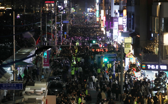 "건물에서 지폐가 떨어져요"…부산 불꽃축제서 사고 잇따라
