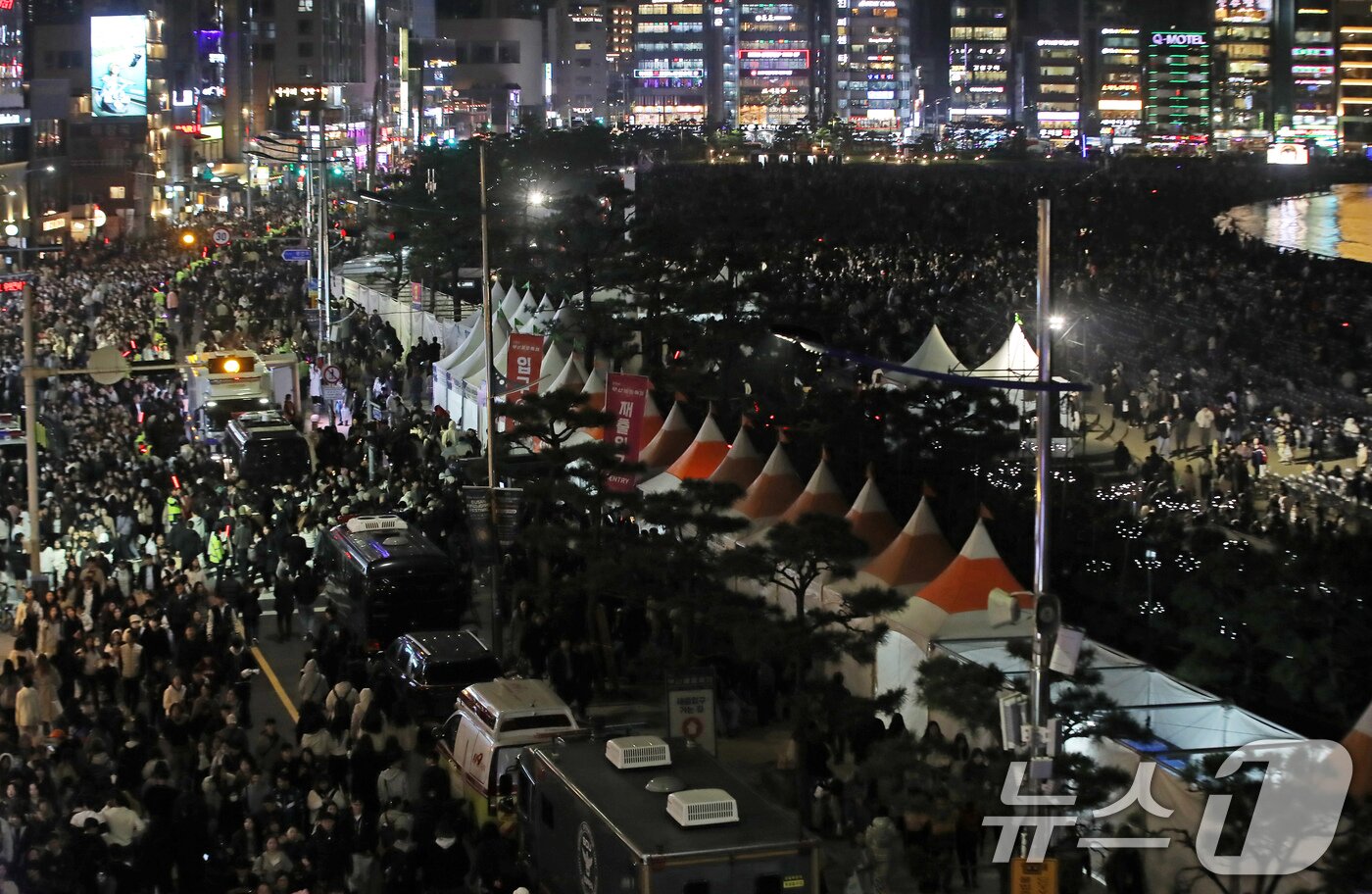 본문 이미지 - 15일 오후 부산 수영구 광안리해수욕장 일대에서 열린 '제20회 부산불꽃축제' 관람을 마친 관람객들이 경찰 통제 속에 귀가하고 있다. 2025.11.15/뉴스1 ⓒ News1 윤일지 기자