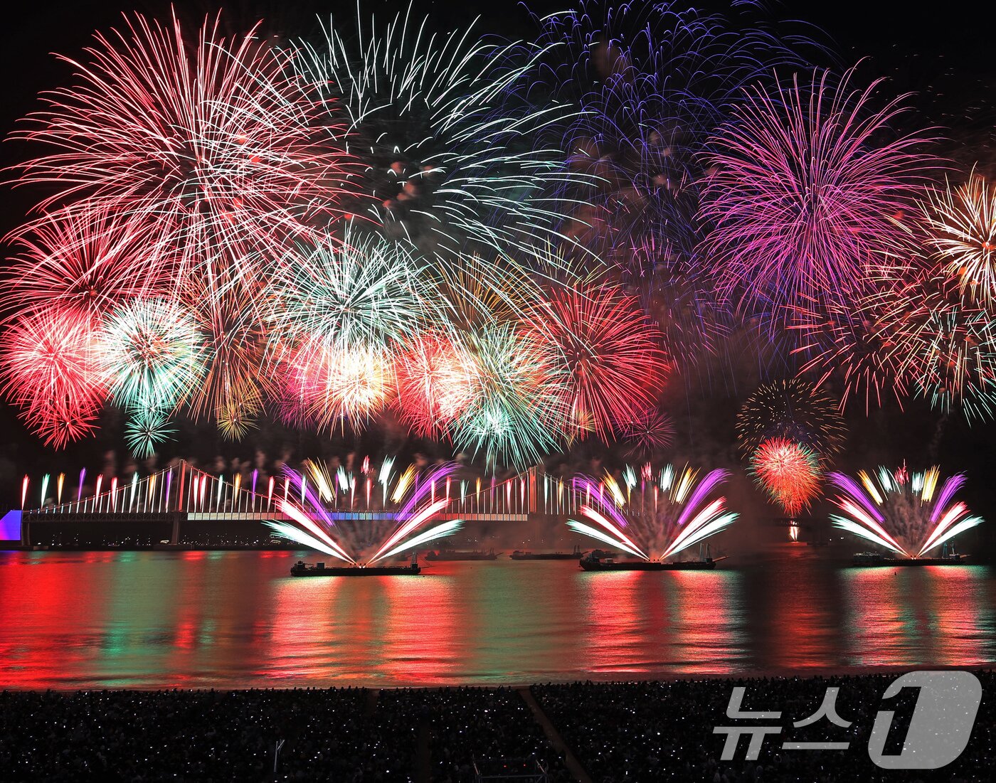 본문 이미지 - 15일 오후 부산 수영구 광안리해수욕장 일대에서 열린 '제20회 부산불꽃축제'에서 화려한 불꽃이 부산 밤바다를 수놓고 있다. 2025.11.15/뉴스1 ⓒ News1 윤일지 기자