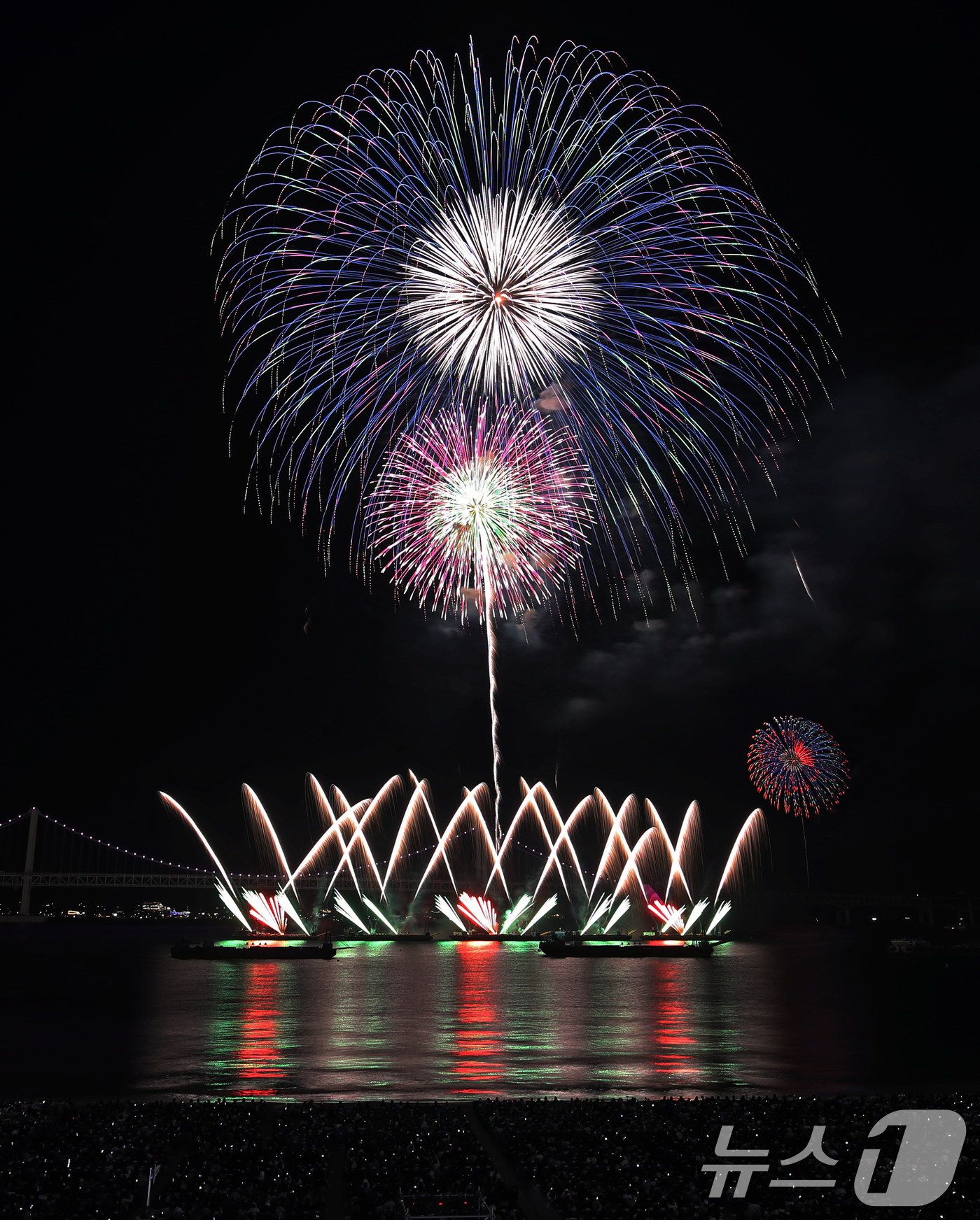 (부산=뉴스1) 윤일지 기자 = 15일 오후 부산 수영구 광안리해수욕장 일대에서 열린 '제20회 부산불꽃축제'에서 화려한 불꽃이 부산 밤바다를 수놓고 있다. 2025.11.15/뉴 …