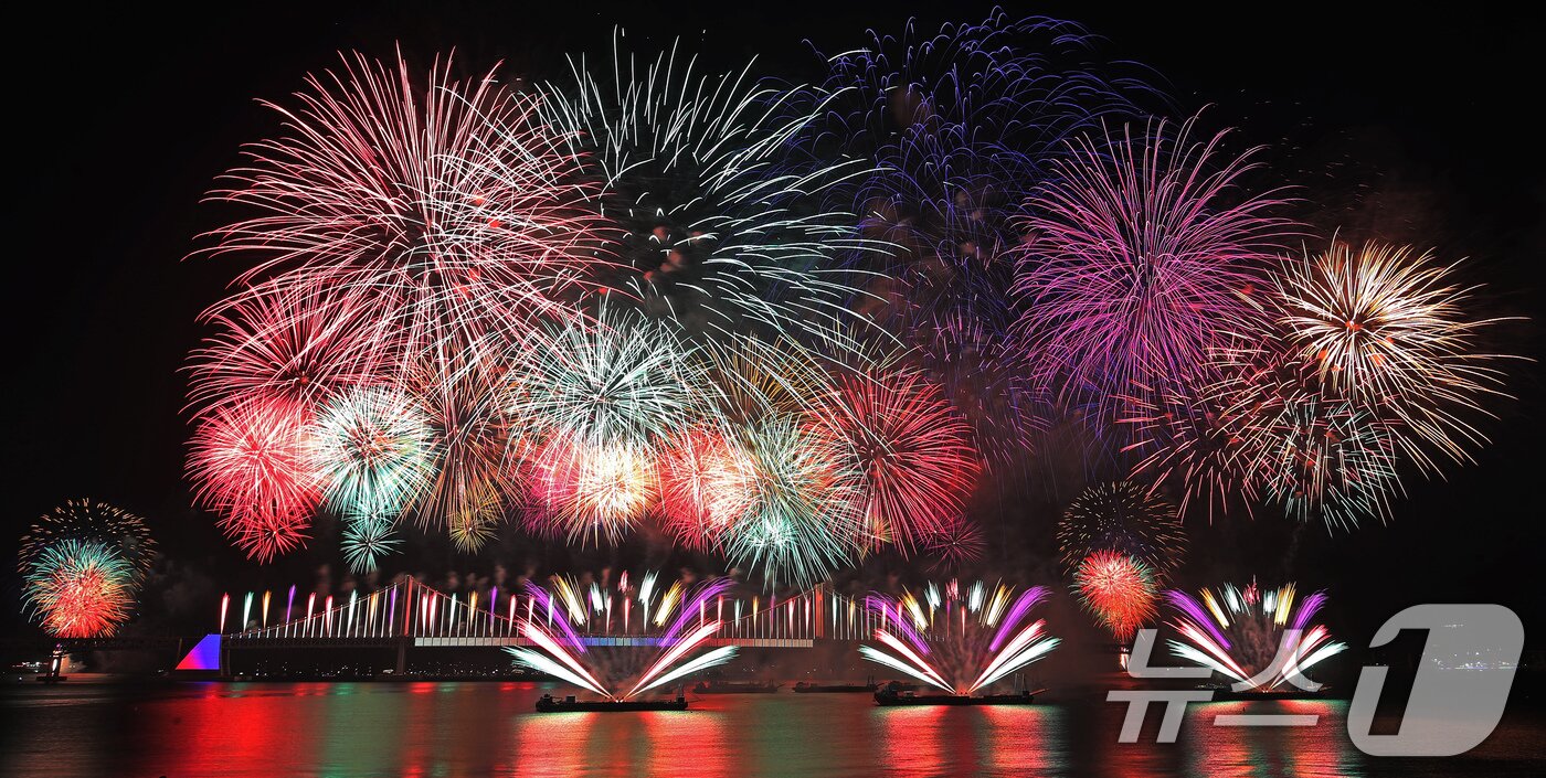 본문 이미지 - 15일 오후 부산 수영구 광안리해수욕장 일대에서 열린 '제20회 부산불꽃축제'에서 화려한 불꽃이 부산 밤바다를 수놓고 있다. 2025.11.15/뉴스1 ⓒ News1 윤일지 기자