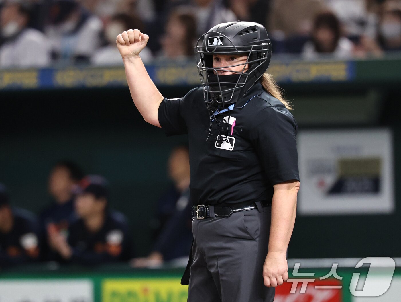 본문 이미지 - 15일 오후 일본 도쿄돔에서 열린 월드베이스볼클래식&#40;WBC&#41; 대비 평가전 &#39;2025 케이 베이스볼 시리즈&#40;K-BASEBALL SERIES&#41;&#39; 일본과의 1차전 경기. 메이저리그 첫 여성 심판인 젠 파월 주심이 아웃판정을 하고 있다. 2025.11.15/뉴스1 ⓒ News1 구윤성 기자