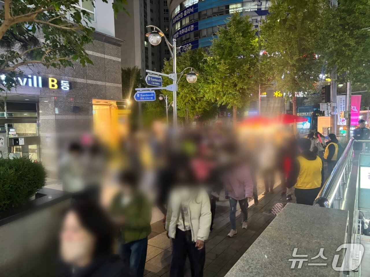 본문 이미지 - 제20회 부산불꽃축제가 열린 15일 부산도시철도 2호선 광안역 앞에 시민들이 줄을 서 지하철역에 들어서고 있다.2025.11.15/뉴스1 ⓒ News1 홍윤 기자