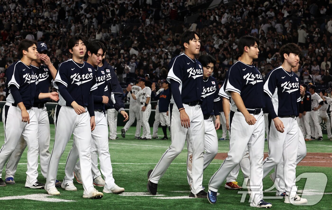본문 이미지 - 류지현 감독이 이끄는 야구 국가대표 선수들이 15일 오후 일본 도쿄돔에서 열린 월드베이스볼클래식&#40;WBC&#41; 대비 평가전 &#39;2025 케이 베이스볼 시리즈&#40;K-BASEBALL SERIES&#41;&#39; 일본과의 1차전 경기에서 일본에 11대 4로 역전패한 뒤 경기장을 빠져나가고 있다. 2025.11.15/뉴스1 ⓒ News1 구윤성 기자