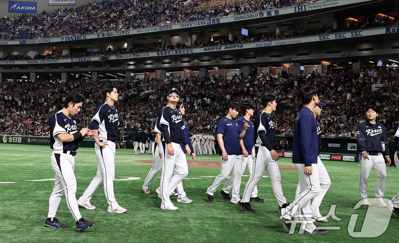 본문 이미지 - 류지현 감독이 이끄는 야구 국가대표 선수들이 15일 오후 일본 도쿄돔에서 열린 월드베이스볼클래식&#40;WBC&#41; 대비 평가전 &#39;2025 케이 베이스볼 시리즈&#40;K-BASEBALL SERIES&#41;&#39; 일본과의 1차전 경기에서 일본에 11대 4로 역전패한 뒤 경기장을 빠져나가고 있다. 2025.11.15/뉴스1 ⓒ News1 구윤성 기자