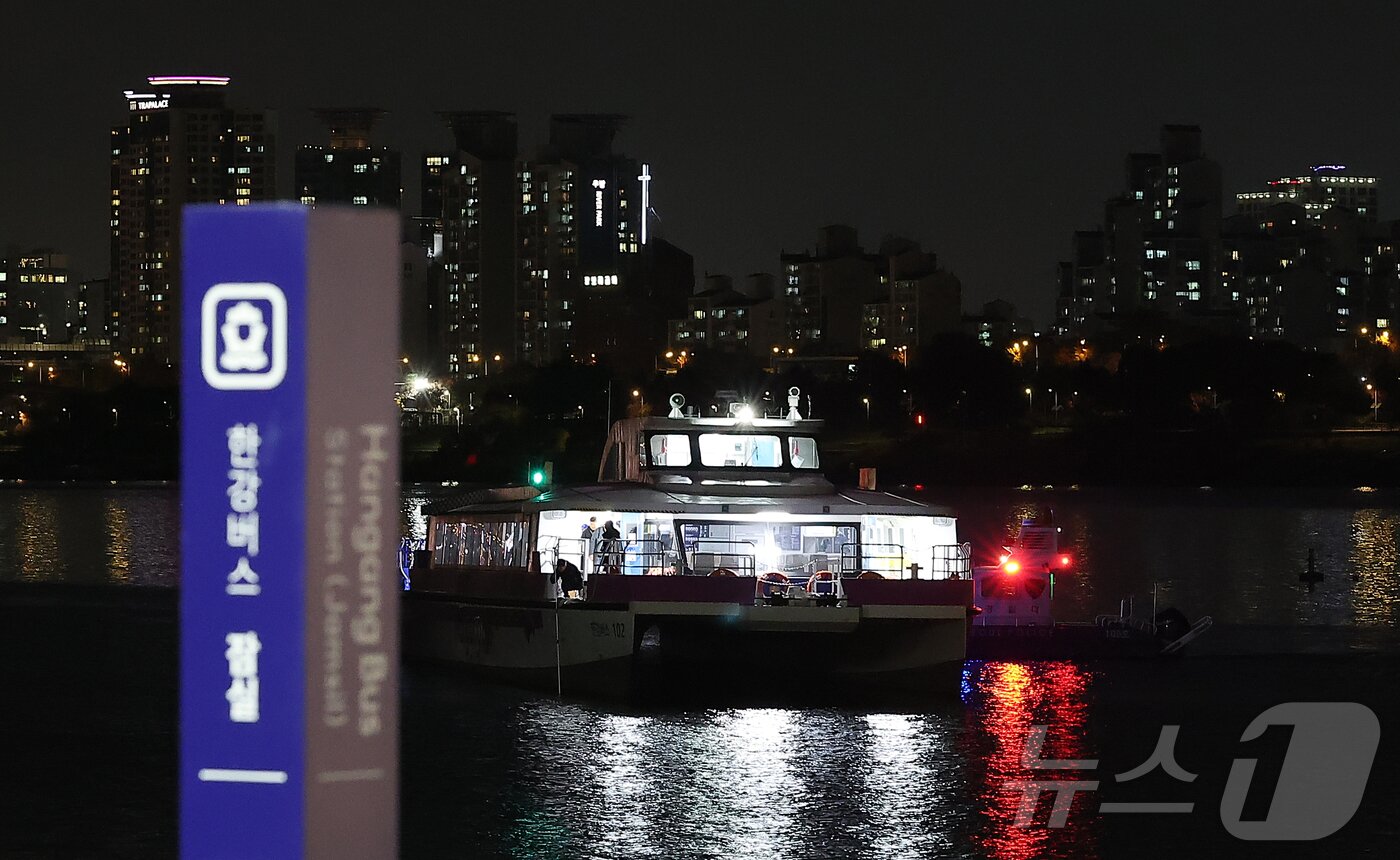 본문 이미지 - 지난 15일 서울 송파구 잠실선착장 인근에 한강버스가 강바닥에 걸려 멈춰 서 있다.  2025.11.15/뉴스1 ⓒ News1 김진환 기자