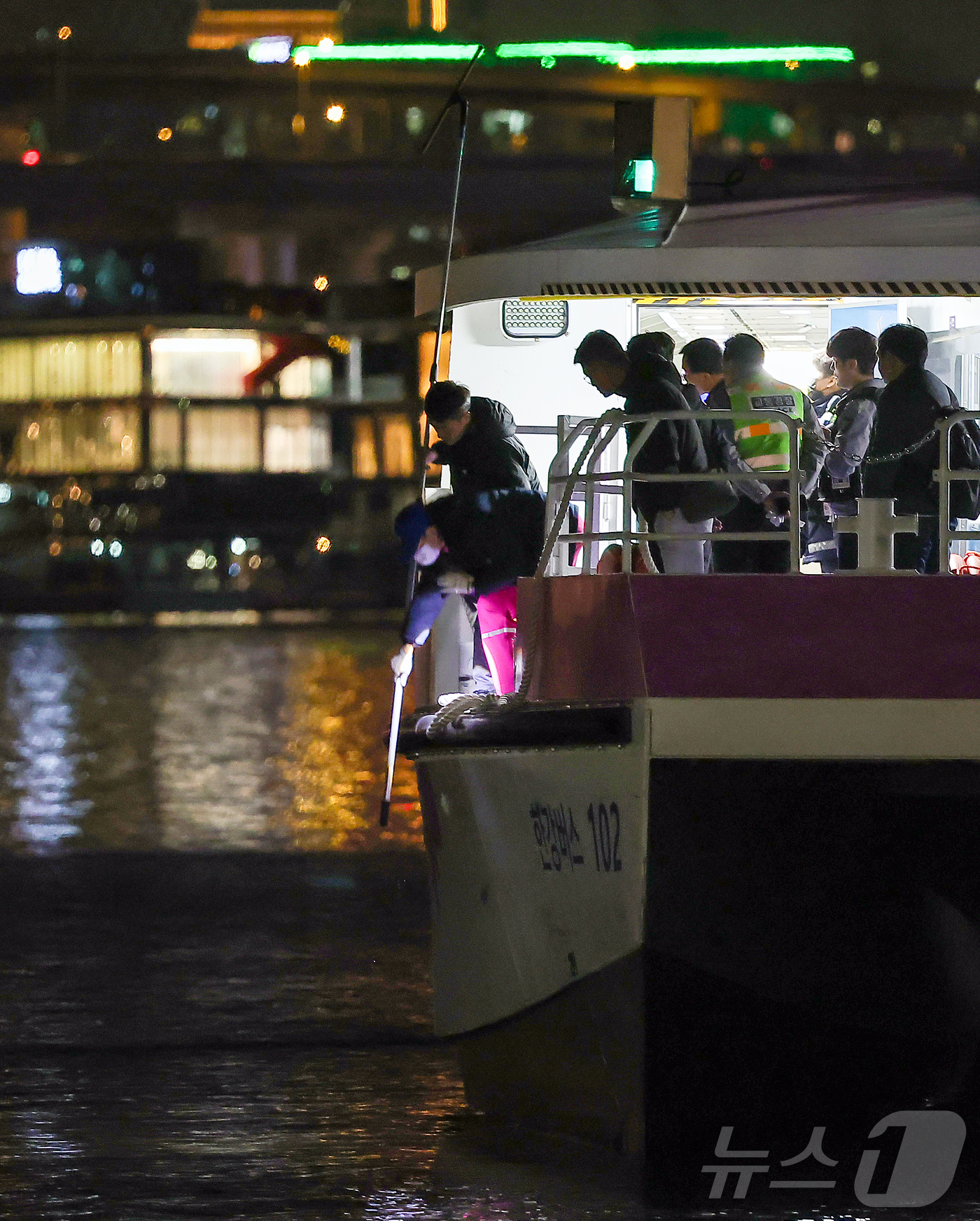 (서울=뉴스1) 김진환 기자 = 15일 서울 송파구 잠실선착장 인근에 한강버스가 강바닥에 걸려 멈춰 서 있는 가운데 한강경찰대, 한강버스 관계자들이 현장을 살펴보고 있다.앞서 이날 …