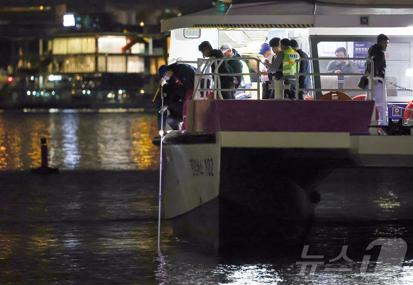 (서울=뉴스1) 김진환 기자 = 15일 서울 송파구 잠실선착장 인근에 한강버스가 강바닥에 걸려 멈춰 서 있는 가운데 한강경찰대, 한강버스 관계자들이 현장을 살펴보고 있다.앞서 이날 …