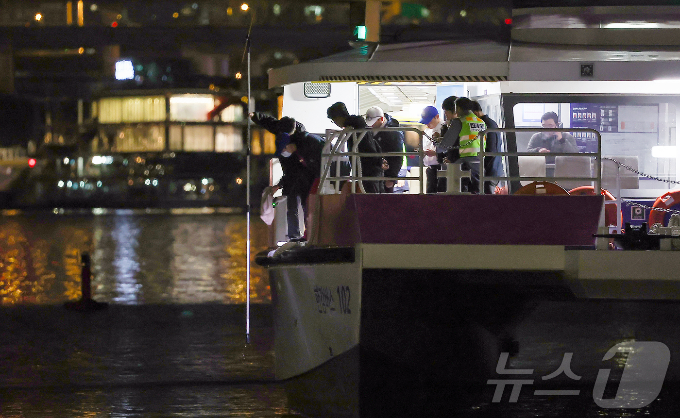 (서울=뉴스1) 김진환 기자 = 15일 서울 송파구 잠실선착장 인근에 한강버스가 강바닥에 걸려 멈춰 서 있는 가운데 한강경찰대, 한강버스 관계자들이 현장을 살펴보고 있다.앞서 이날 …