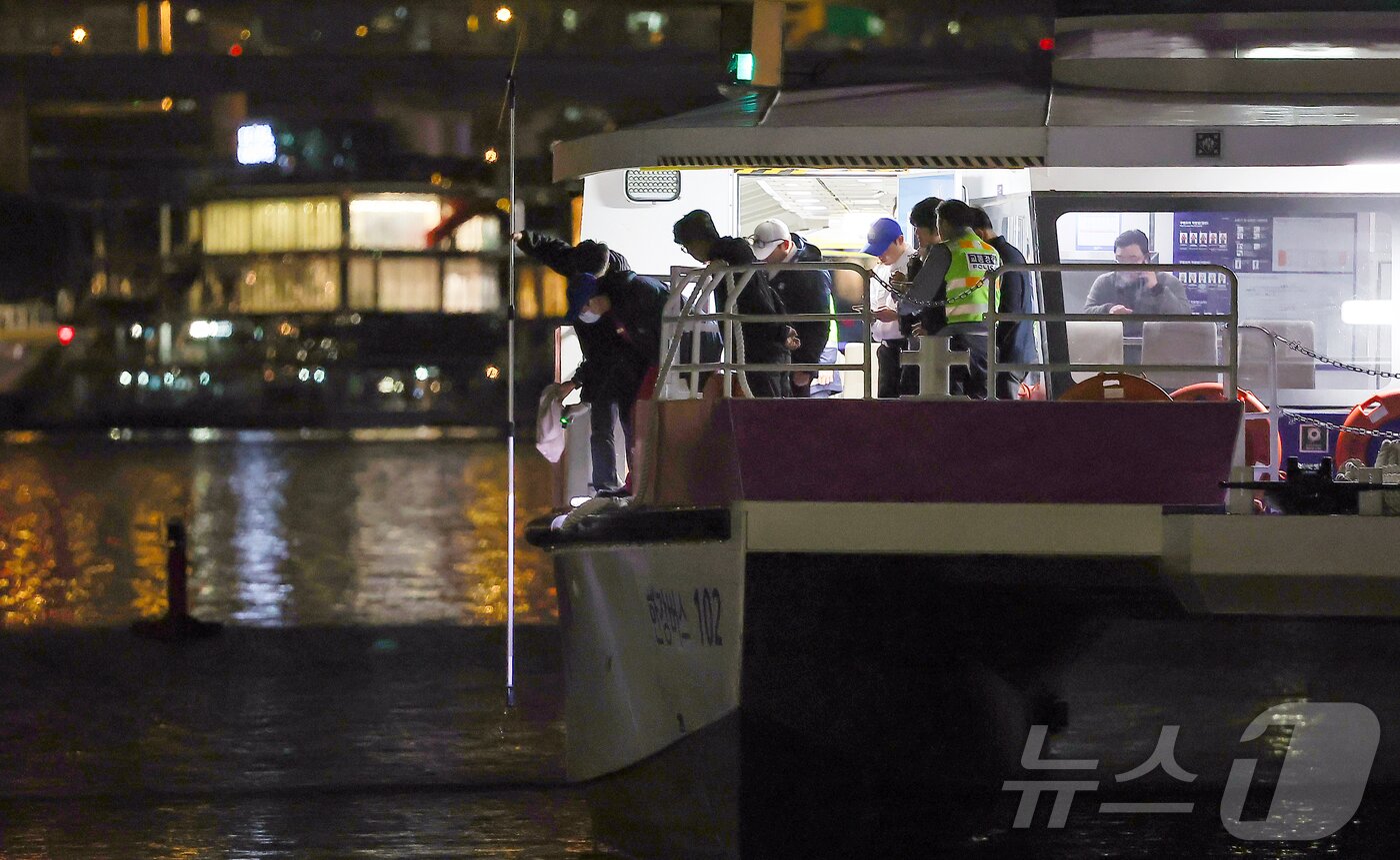 본문 이미지 - 지난 15일 서울 송파구 잠실선착장 인근에 한강버스가 강바닥에 걸려 멈춰 서 있는 가운데 한강경찰대, 한강버스 관계자들이 현장을 살펴보고 있다.  2025.11.15/뉴스1 ⓒ News1 김진환 기자