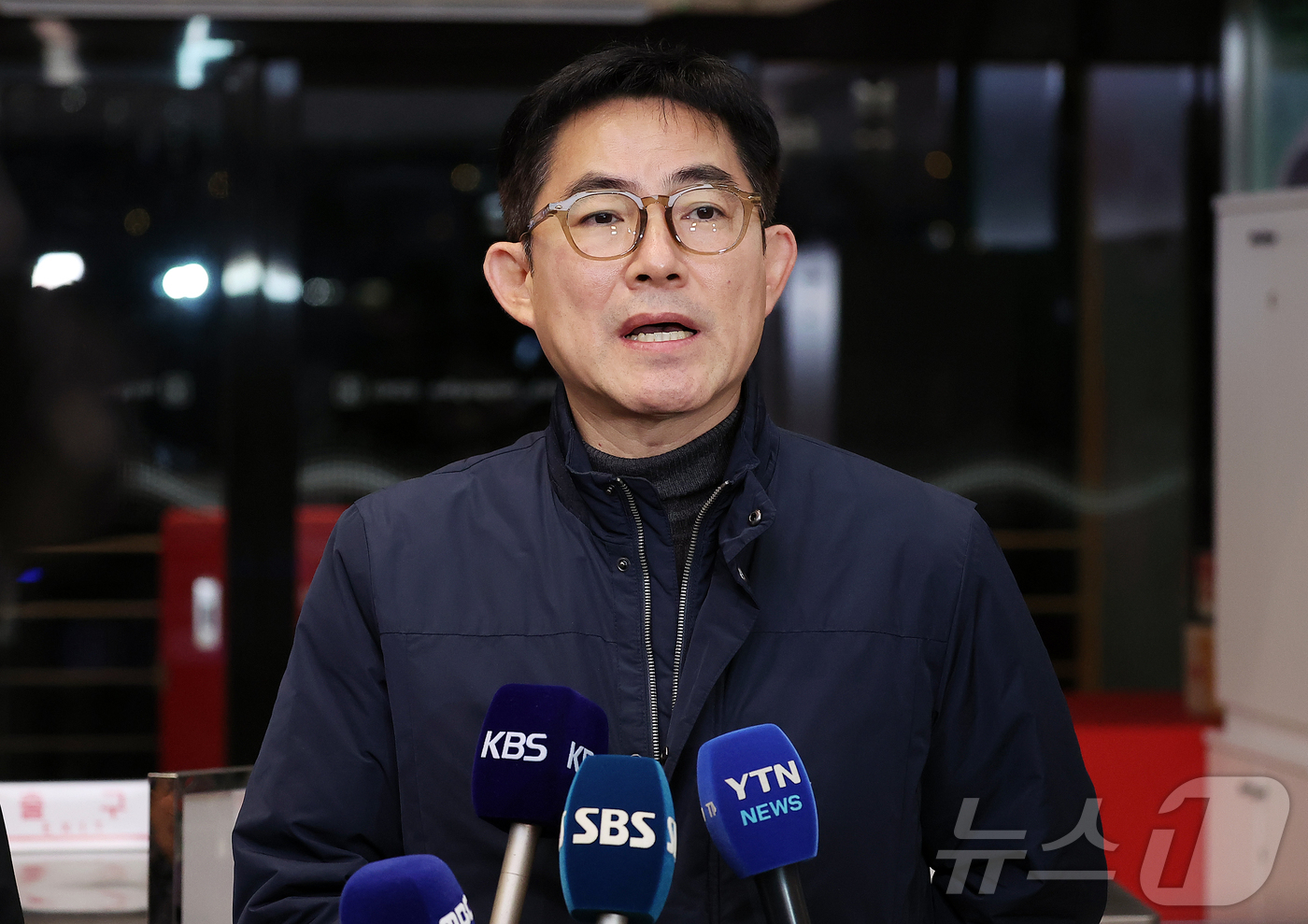 (서울=뉴스1) 김진환 기자 = 박진영 서울시 미래한강본부장이 15일 서울 송파구 잠실선착장에서 한강버스 사고 관련 브리핑을 하고 있다.앞서 이날 오후 8시 24분쯤 잠실방향으로 …