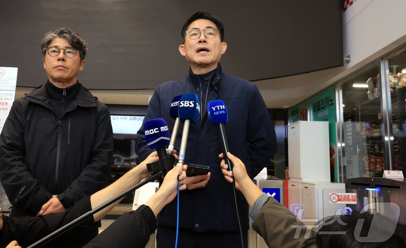 본문 이미지 - 박진영 서울시 미래한강본부장이  지난 15일 서울 송파구 잠실선착장에서 한강버스 사고 관련 브리핑을 하고 있다.  2025.11.15/뉴스1 ⓒ News1 김진환 기자