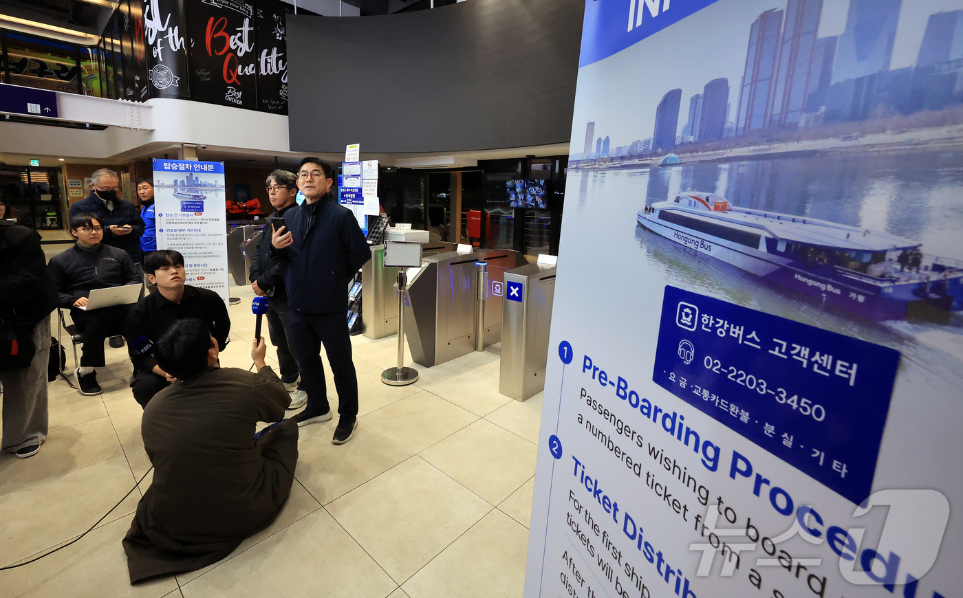 (서울=뉴스1) 김진환 기자 = 박진영 서울시 미래한강본부장이 15일 서울 송파구 잠실선착장에서 한강버스 사고 관련 브리핑을 하고 있다.앞서 이날 오후 8시 24분쯤 잠실방향으로 …