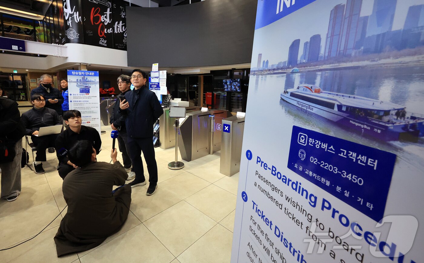 본문 이미지 - 박진영 서울시 미래한강본부장이  지난 15일 서울 송파구 잠실선착장에서 한강버스 사고 관련 브리핑을 하고 있다.  2025.11.15/뉴스1 ⓒ News1 김진환 기자