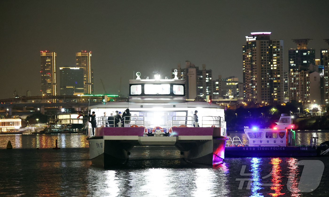 (서울=뉴스1) 김진환 기자 = 15일 서울 송파구 잠실선착장 인근에 한강버스가 강바닥에 걸려 멈춰 서 있다.앞서 이날 오후 8시 24분쯤 잠실방향으로 운항 중이던 한강버스가 선착 …