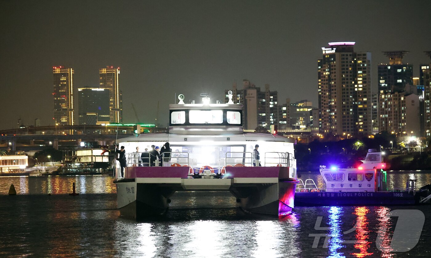 본문 이미지 - 지난 15일 서울 송파구 잠실선착장 인근에 한강버스가 강바닥에 걸려 멈춰 서 있다.  2025.11.15/뉴스1 ⓒ News1 김진환 기자