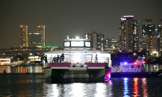 승객 80여명 탄 한강버스, 강바닥 걸려 멈춰…전원 구조