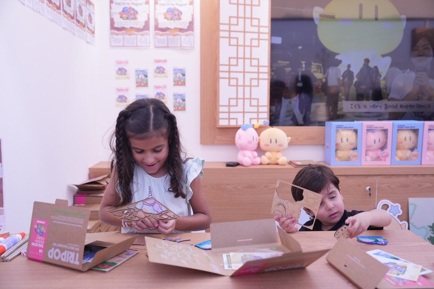 본문 이미지 - &#39;K-엑스포 아랍에미리트&#39;에서 두 어린이가 마그넷 체험 행사에 참여하고 있다. &#40;사진=이민혜&#41; 2025.11.15/뉴스1 ⓒ News1