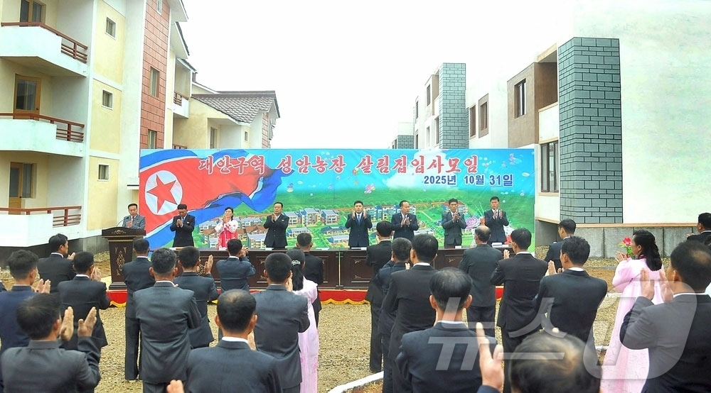 (평양 노동신문=뉴스1) = 북한 노동당 기관지 노동신문은 16일 남포시 대안구역 성암공장에서 살림집(주택) 입사(입주)모임이 진행됐다고 보도했다. [국내에서만 사용가능. 재배포 …