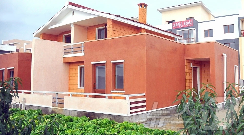 (평양 노동신문=뉴스1) = 북한 노동당 기관지 노동신문은 16일 남포시 대안구역 성암공장에서 살림집(주택) 입사(입주)모임이 진행됐다고 보도했다. [국내에서만 사용가능. 재배포 …