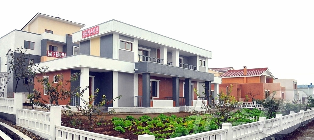 (평양 노동신문=뉴스1) = 북한 노동당 기관지 노동신문은 16일 남포시 대안구역 성암공장에서 살림집(주택) 입사(입주)모임이 진행됐다고 보도했다. [국내에서만 사용가능. 재배포 …