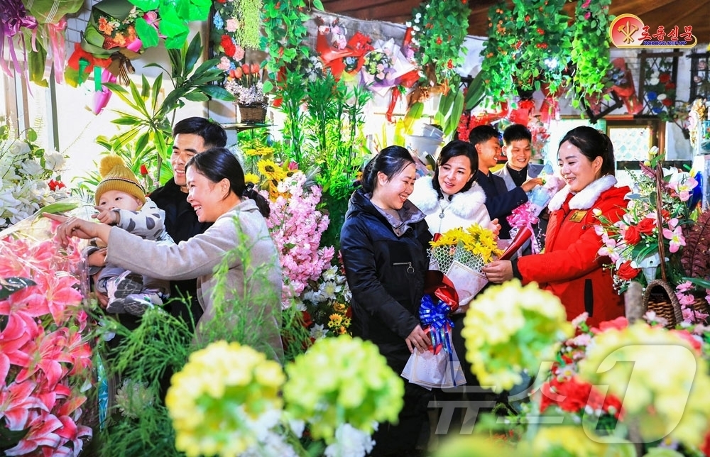 (평양 노동신문=뉴스1) = 북한 노동당 기관지 노동신문은 16일 '어머니날'을 맞아 미래과학자거리의 어느한 꽃매대에서 "꽃을 고르는 사람들의 얼굴마다 어머니에 대한 깊은 정과 사 …