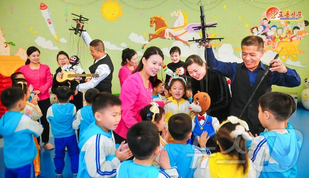 (평양 노동신문=뉴스1) = 북한 노동당 기관지 노동신문은 16일 평양인형극단의 예술인들이 평양애육원(보육원)을 찾아 순회 공연을 진행하고 아이들에게 인형 조종방법을 등을 알려줬다 …