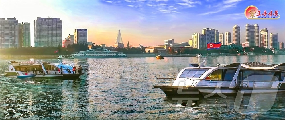 (평양 노동신문=뉴스1) = 북한 노동당 기관지 노동신문은 16일 "위대한 새 시대와 더불어 세월을 주름잡으며 변모되는 평양의 황홀한 모습과 복받은 인민의 행복 넘친 기쁨이 낙원의 …