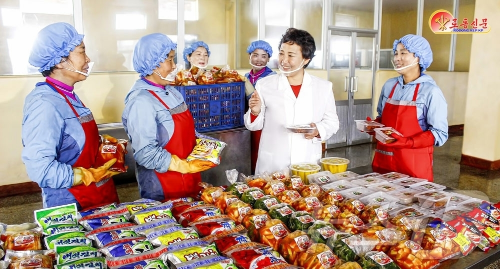 (평양 노동신문=뉴스1) = 북한 노동당 기관지 노동신문은 16일 보통강구역김치공장 간부와 종업원들이 "김치의 가짓수를 늘려 인민의 식생활 향상에 이바지하기 위해 지혜와 열정을 깡 …