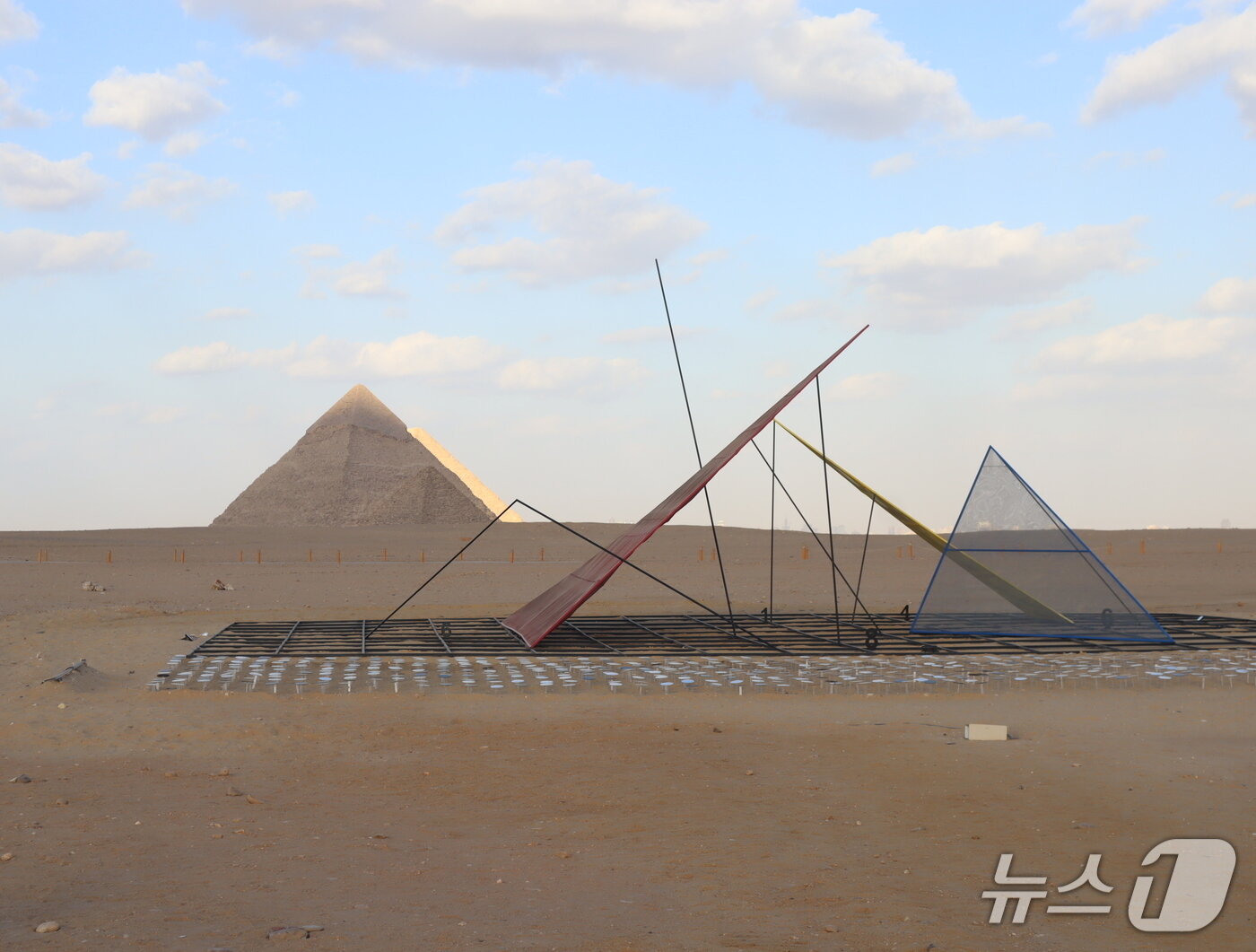 본문 이미지 - 기자 피라미드 앞에 설치된 박종규 작가의 작품 &#39;영원의 코드&#39; ⓒ 뉴스1 김정한 기자
