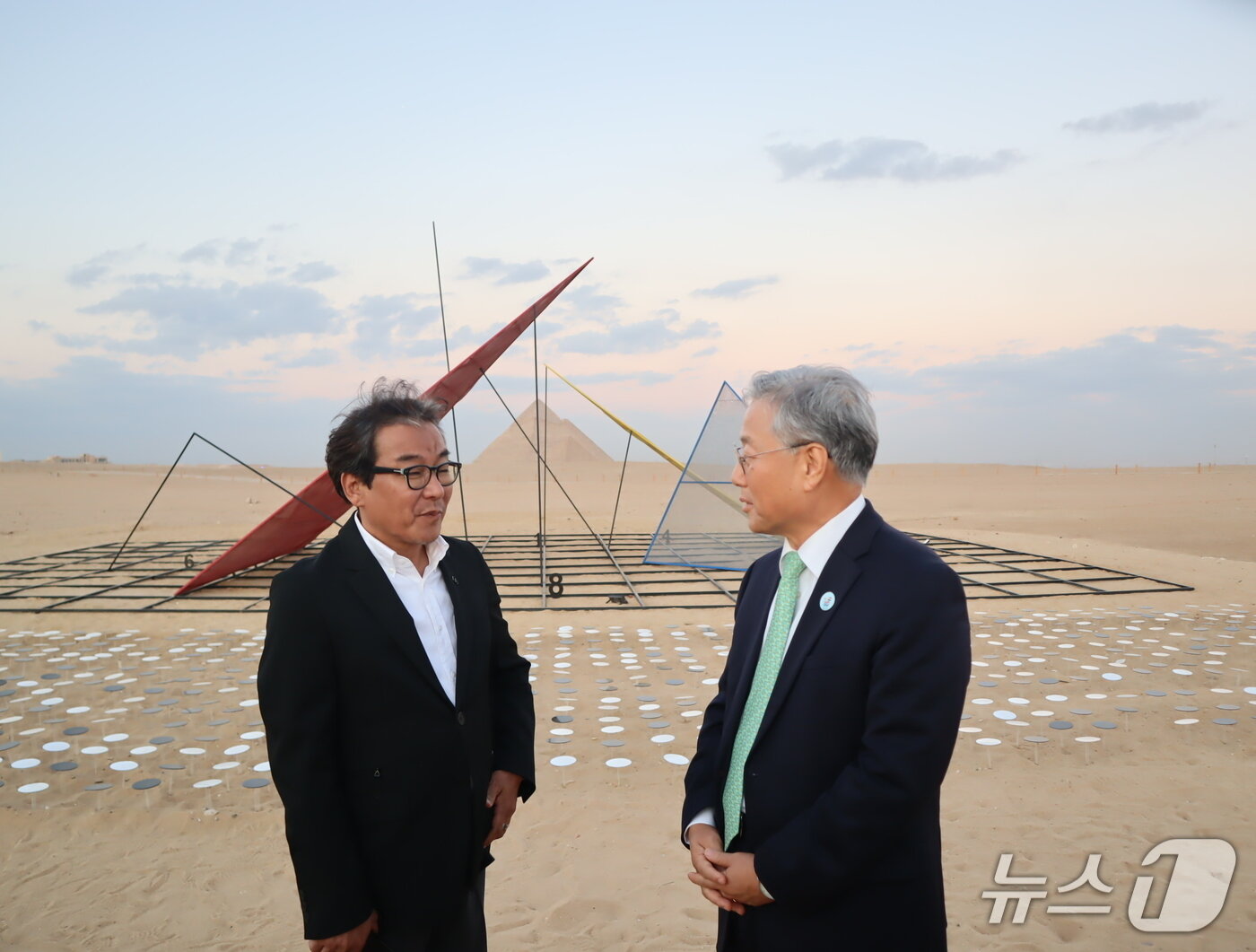 본문 이미지 - 15일, 박종규 작가&#40;왼쪽&#41;가 작품 &#39;영원의 코드&#39; 현장을 방문한 김용현 주이집트대사와 작품에 대해 대화를 나누고 있다. ⓒ 뉴스1 김정한 기자