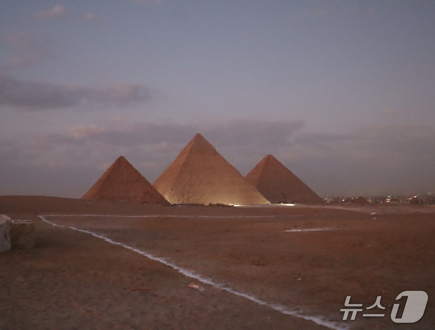 본문 이미지 - 박종규 작가의 작품 &#39;영원의 코드&#39;의 배경이 된 기자 피라미드. ⓒ 뉴스1 김정한 기자