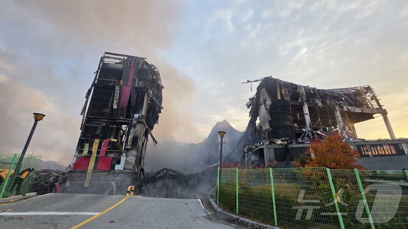 본문 이미지 - 이랜드 물류창고 화재 이틀 째인 16일 충남 천안 동남구 이랜드패션 물류센터 창고 정문 출입구가 완전히 붕괴돼 기둥부를 남기고 붕괴돼 있다.  2025.11.16/뉴스1 ⓒ News1 이시우 기자