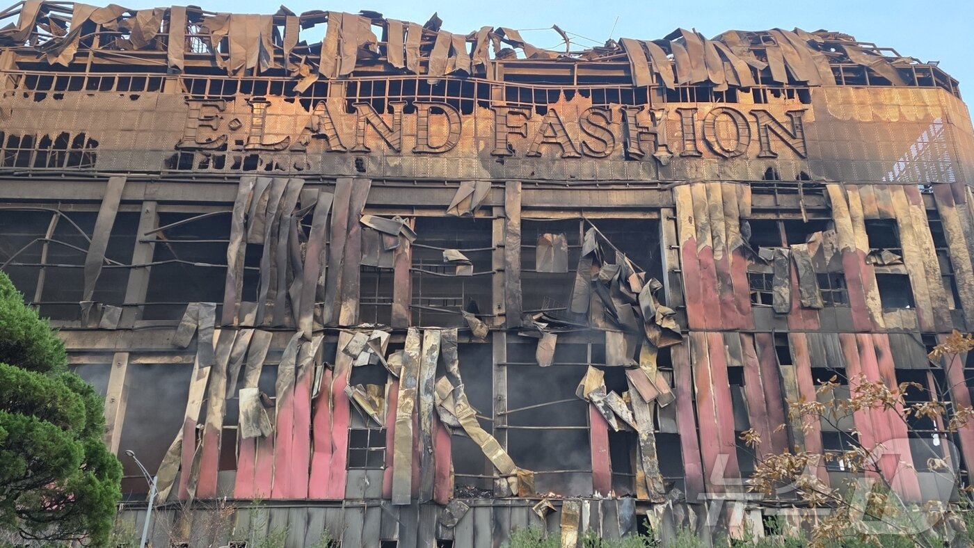 본문 이미지 - 이랜드 물류창고 화재 이틀 째인 16일 충남 천안 동남구 이랜드패션 물류센터 창고가 날이 밝으면서 화재 흔적이 고스란히 드러났다.  2025.11.16/뉴스1 ⓒ News1 이시우 기자