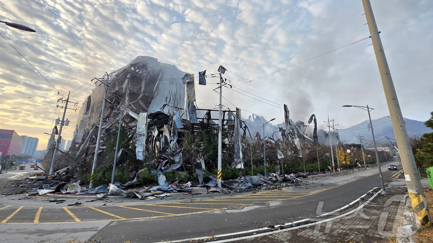 (천안=뉴스1) 이시우 기자 = 이랜드 물류창고 화재 이틀 째인 16일 충남 천안 동남구 이랜드패션 물류센터 창고 북측이 화마를 견디지 못하고 무너져 있다. 소방당국은 대응1단계를 …