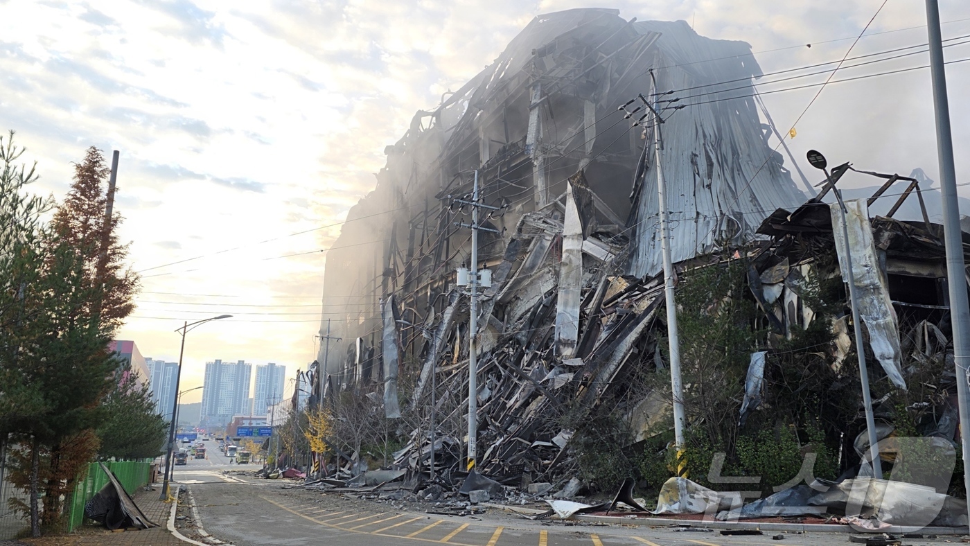 (천안=뉴스1) 이시우 기자 = 이랜드 물류창고 화재 이틀 째인 16일 충남 천안 동남구 이랜드패션 물류센터 창고 북측이 화마를 견디지 못하고 무너져 있다. 소방당국은 대응1단계를 …