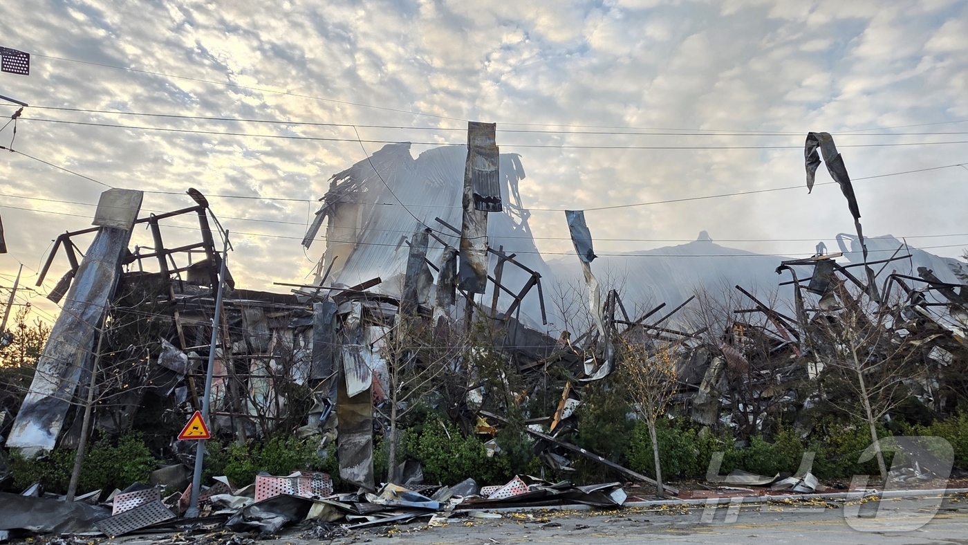 (천안=뉴스1) 이시우 기자 = 이랜드 물류창고 화재 이틀 째인 16일 충남 천안 동남구 이랜드패션 물류센터 창고 북측이 화마를 견디지 못하고 무너져 있다. 소방당국은 대응1단계를 …