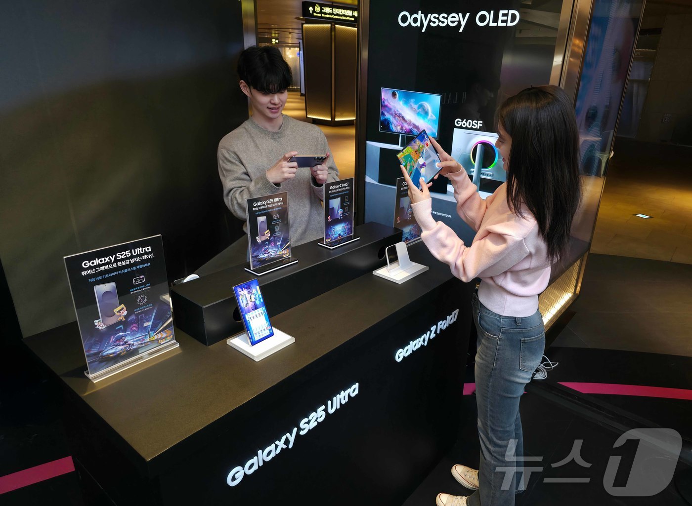 (서울=뉴스1) = 삼성전자는 다양한 혜택과 특별한 게이밍 체험을 제공하는 '오디세이 게임 스테이션' 팝업 체험존을 15일부터 운영한다고 16일 밝혔다.서울 파르나스몰과 경기도 스 …