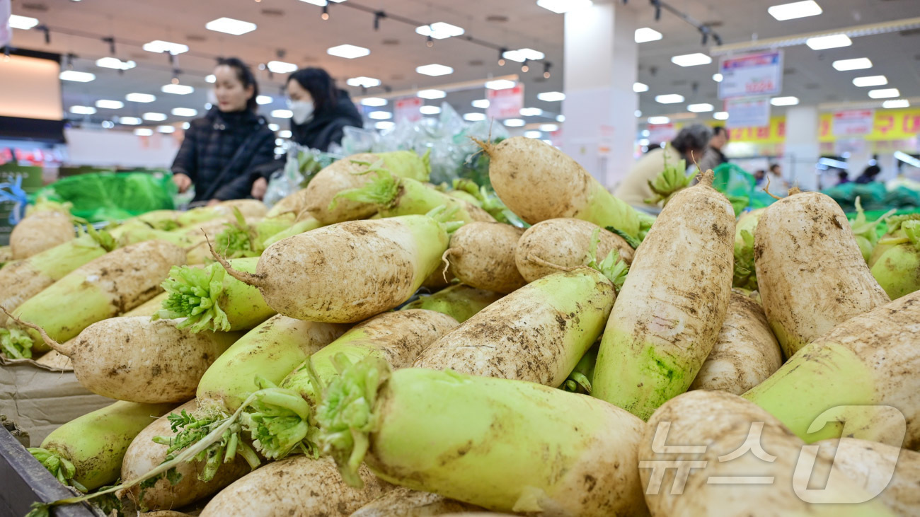 (서울=뉴스1) = 농식품 전문 매장 농협 하나로마트를 운영하는 농협유통은 충북 청주점을 새롭게 단장하고 지난 13일부터 26일까지 제철 농축수산물과 가공 생필품을 최대 50% 할 …
