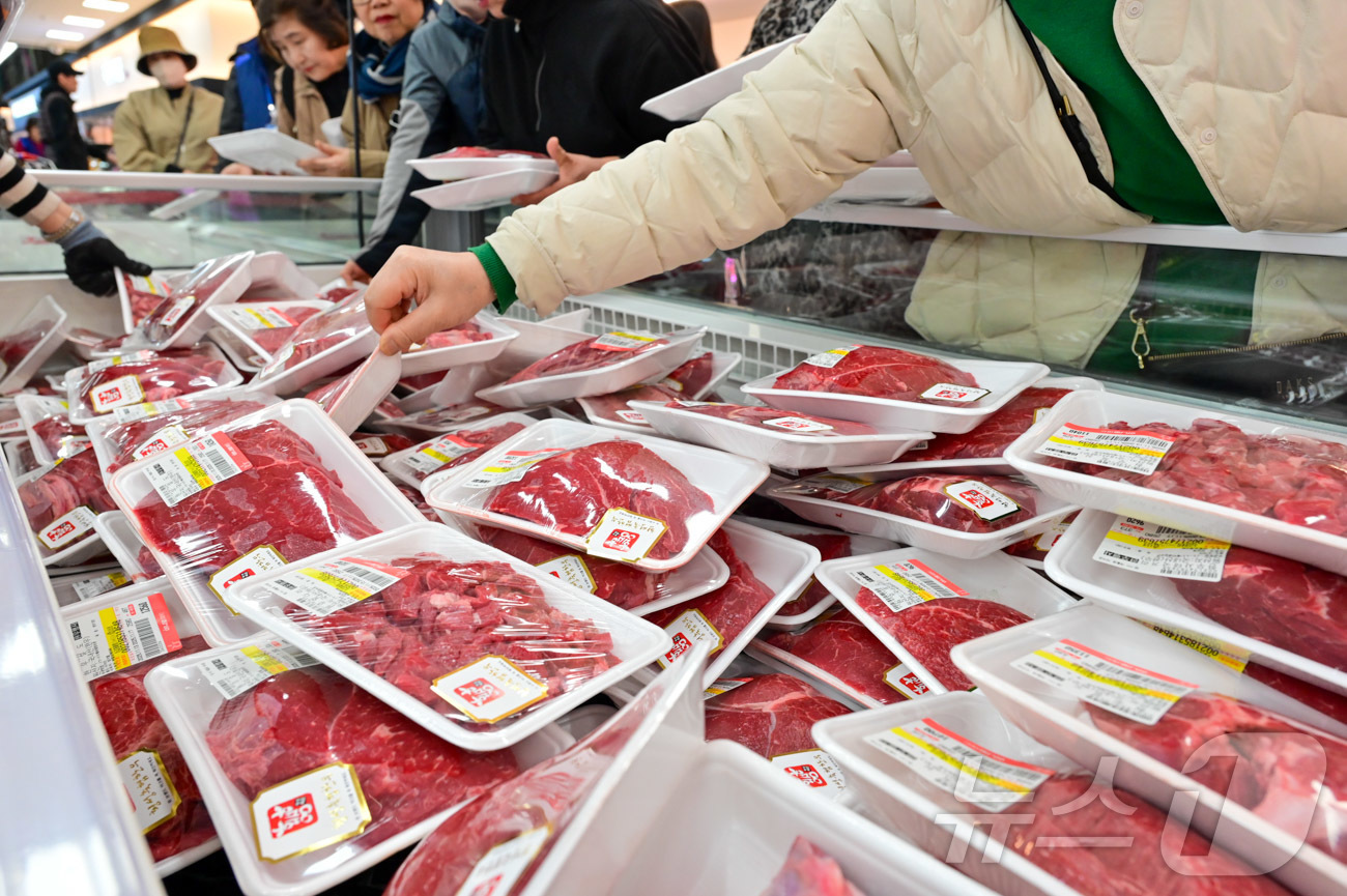 (서울=뉴스1) = 농식품 전문 매장 농협 하나로마트를 운영하는 농협유통은 충북 청주점을 새롭게 단장하고 지난 13일부터 26일까지 제철 농축수산물과 가공 생필품을 최대 50% 할 …