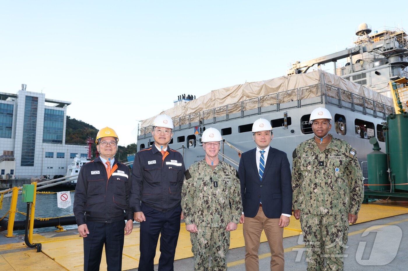 본문 이미지 - 한화오션은 한∙미 관세협상 타결로 양국의 마스가&#40;MASGA&#41; 프로젝트가 본격적인 협력 국면으로 접어드는 가운데 대릴 코들 미국 해군참모총장이 한화오션 거제사업장을 방문했다고 16일 밝혔다. &#40;한화오션 제공. 재판매 및 DB금지&#41; 2025.11.16/뉴스1